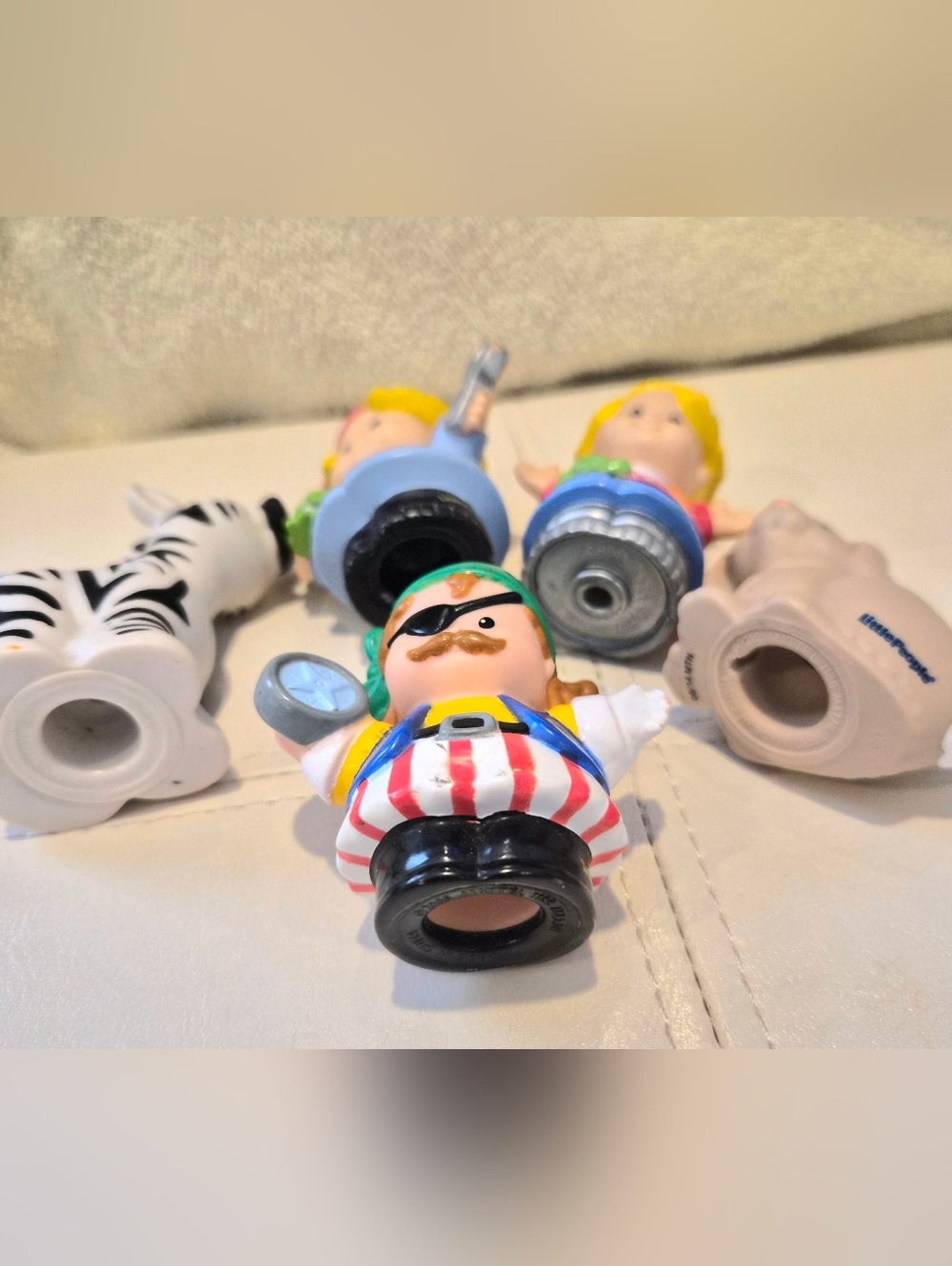 Lot Of 5 "Little-People" And Animals. Good Condition. - Picture 2 of 2